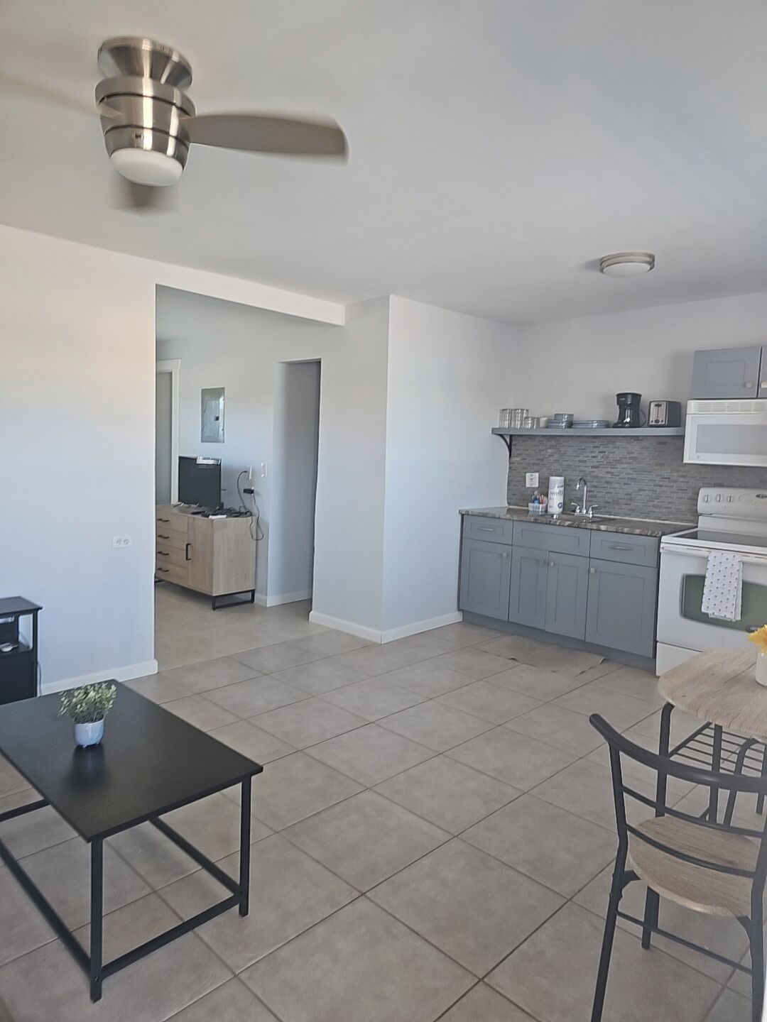 Køleskab, mikrobølgeovn, kogeplade, kaffe-/temaskine