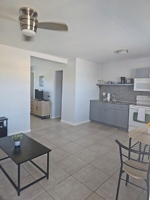 Jääkaappi, mikroaaltouuni, liesi, kahvin-/teenkeitin