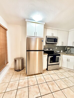 Fridge, microwave, oven, stovetop - BEST location Coconut Grove. Walking distance to many attractions! Free parking (Miami)