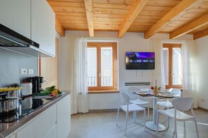 Fridge, microwave, stovetop, coffee/tea maker - Residenza Lugana - Apt 3, Peschiera del Garda, Italy (Peschiera del Garda)