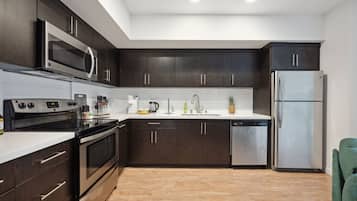 Fridge, microwave, stovetop, dishwasher