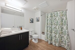 Unclassified image, 4 of 23, button - Chic 1BR Apartment in Hollywood – Luxury & Comfort (West Hollywood)