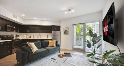 Chic 1BR Apartment in Hollywood – Luxury & Comfort