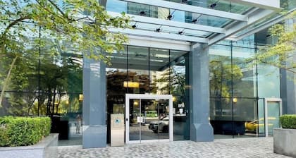 Modern Downtown Vancouver Condo – Walk to SkyTrain