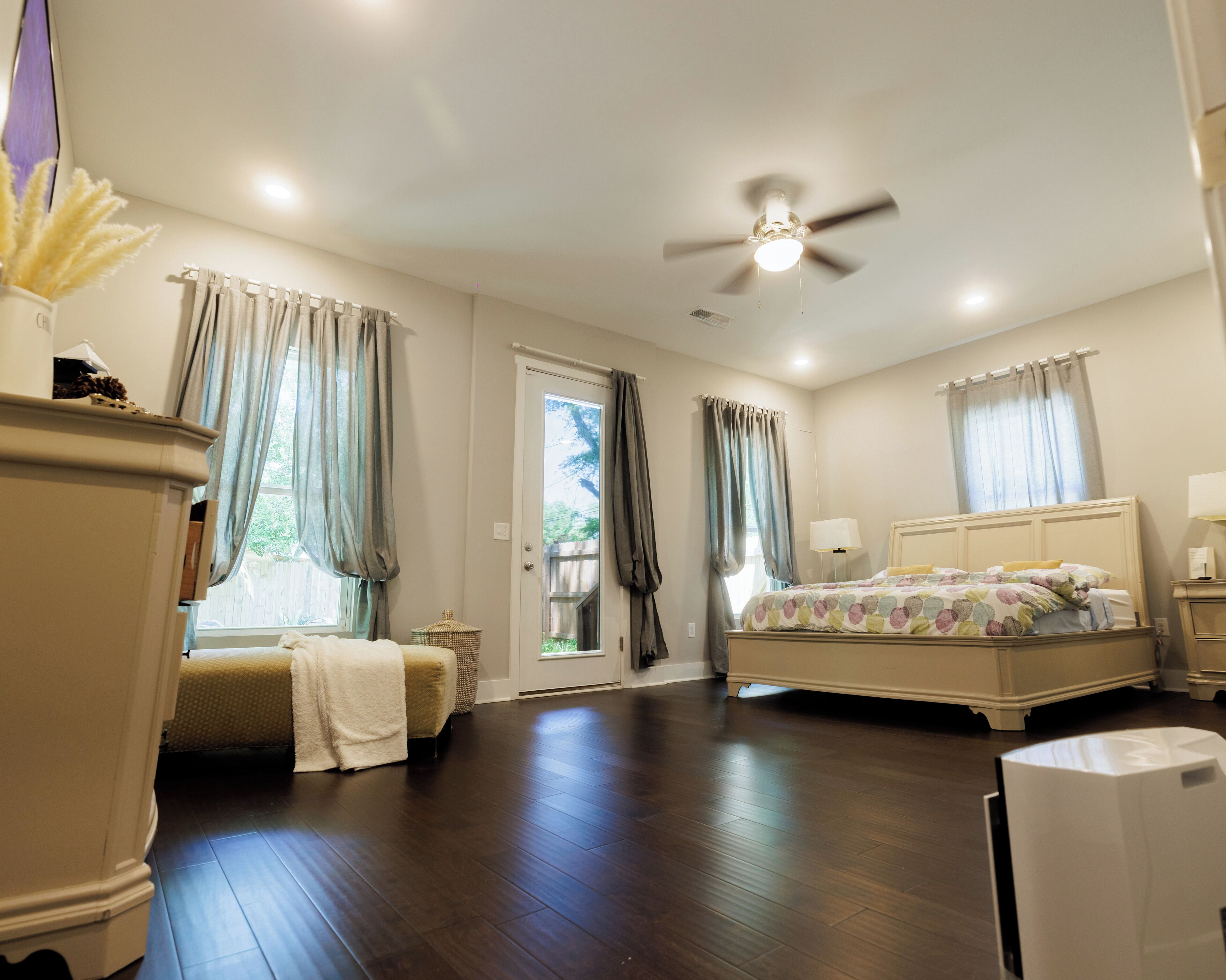 Ferros/tábuas de passar roupa, acesso à internet, roupa de cama