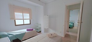 5 bedrooms, iron/ironing board, Internet, bed sheets - Guest Ready - Beachside Flat in Puerto de Sagunto (El Port de Sagunt)