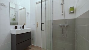 Shower, hair dryer, towels - Guest Ready - Beachside Flat in Puerto de Sagunto (El Port de Sagunt)