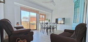 TV, books - Guest Ready - Beachside Flat in Puerto de Sagunto (El Port de Sagunt)