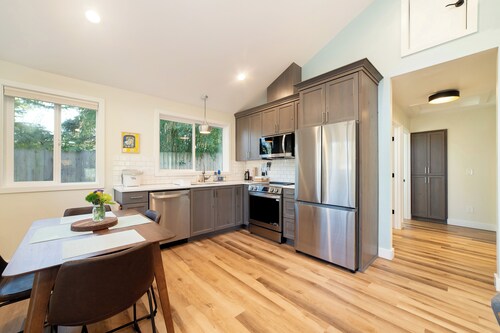 Cozy 2-bedroom cottage in terrific Tigard