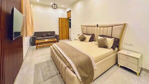 5 bedrooms, iron/ironing board, WiFi, bed sheets