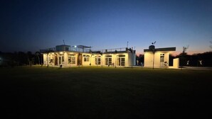 Un edificio moderno con varias secciones, ventanas amplias y techo plano.