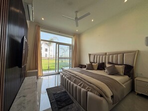 5 bedrooms, iron/ironing board, WiFi, bed sheets