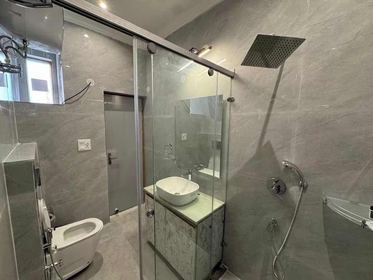 Haartrockner, Handtücher, Seife, Toilettenpapier