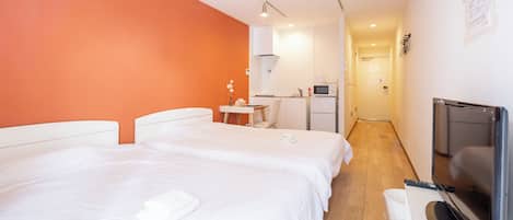 Habitación cuádruple, lanai, vista a la ciudad | Escritorio, espacio para trabajar con laptop y cortinas blackout