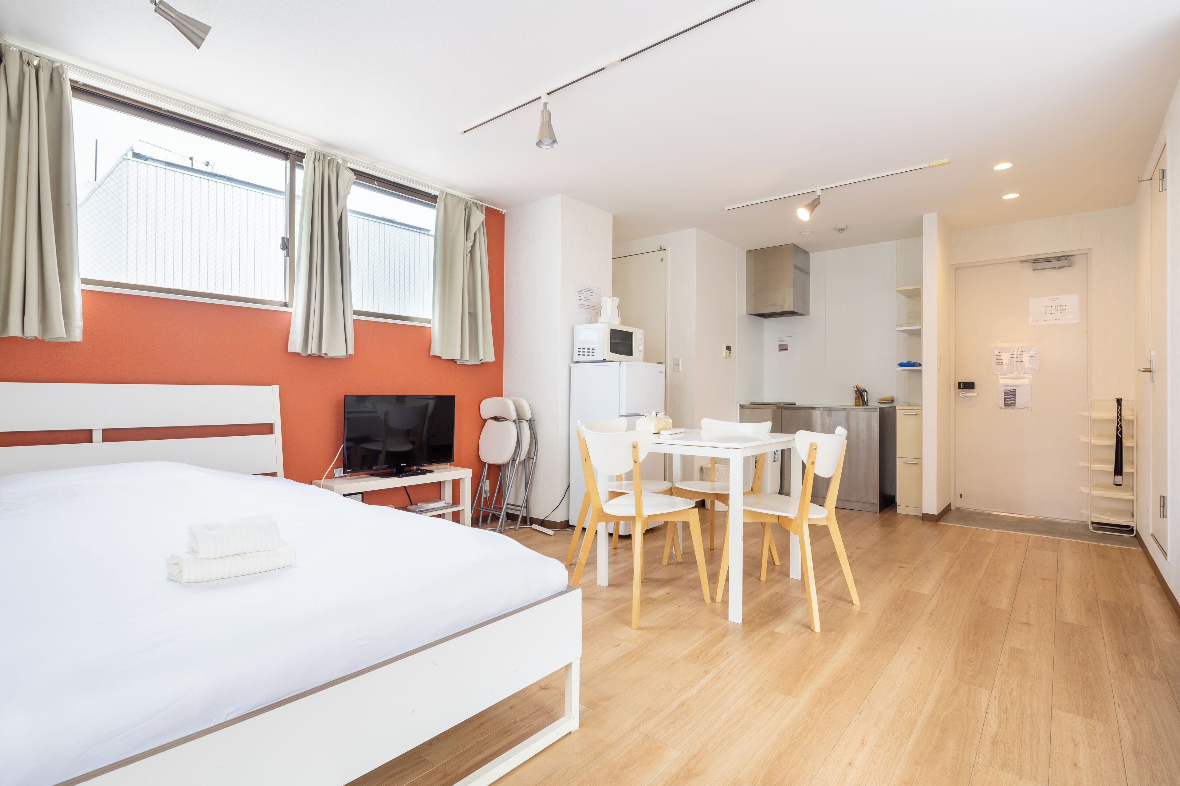 ファミリー 4 人部屋 バルコニー | デスク、ノートパソコン用作業スペース、遮光カーテン、アイロン / アイロン台