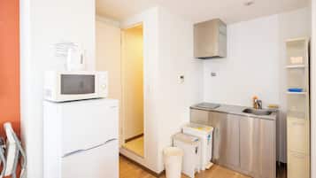 Quadrupla familiare, balcone | Cucina privata | Frigorifero con congelatore, microonde, piano cottura