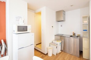 ファミリー 4 人部屋 バルコニー | 専用キッチン | 大型冷蔵庫、電子レンジ、コンロ、調理器具と食器