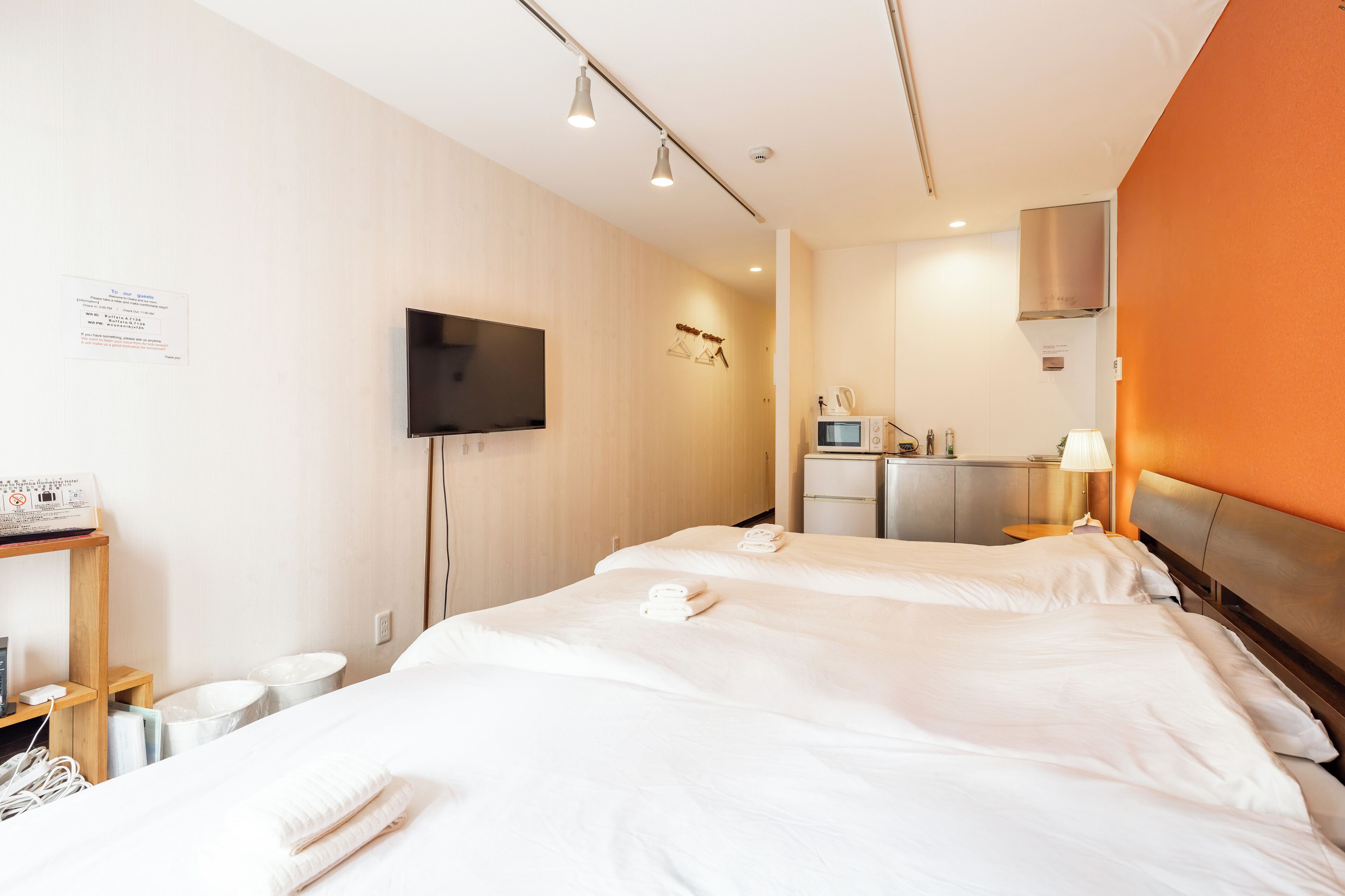 スタンダード 4 人部屋 ラナイ | デスク、ノートパソコン用作業スペース、遮光カーテン、アイロン / アイロン台