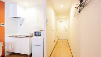 Habitación cuádruple, lanai, vista a la ciudad | Escritorio, espacio para trabajar con laptop y cortinas blackout