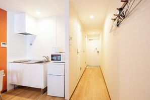 Desk, laptop workspace, blackout drapes, iron/ironing board - nanbaminpaku (Osaka)