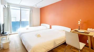 Kamar Quadruple, beranda, pemandangan kota | Meja kerja, ruang kerja ramah laptop, dan tirai kedap cahaya