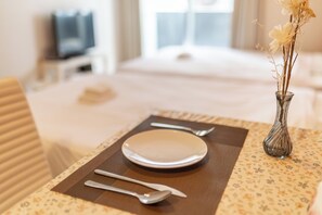 Desk, laptop workspace, blackout curtains, iron/ironing board - nanbaminpaku (Osaka)