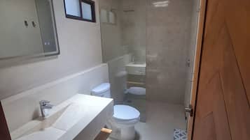 Ducha, toallas, jabón y champú