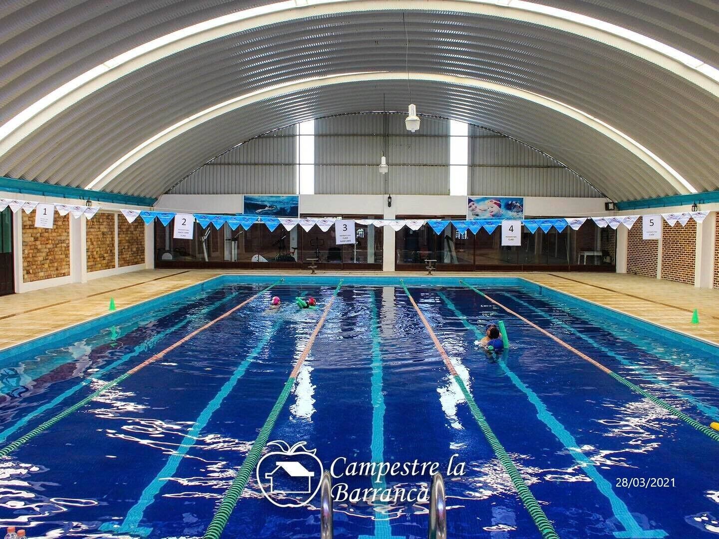Una piscina cubierta