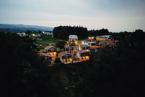 Un quartier résidentiel composé de maisons, dont certaines sont dotées de balcons apparents et quelques-unes sont pourvues de garages attenants.