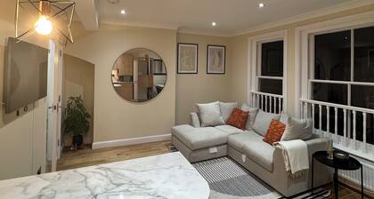 Stylish 2BR Retreat Near Central London – Modern, Bright & Spacious