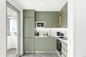 Kühlschrank, Mikrowelle, Ofen, Geschirrspüler