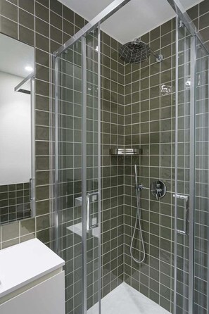 Douche, sèche-cheveux, serviettes fournies