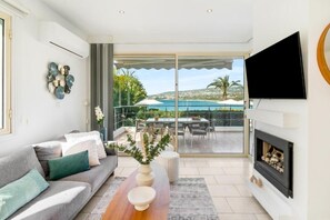 Living area - Beachfront Villa Mare – Private Infinity Pool & Jacuzzi Escape in Kissonerga (Kissonerga)