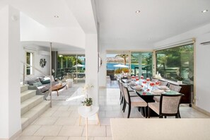 Dining - Beachfront Villa Mare – Private Infinity Pool & Jacuzzi Escape in Kissonerga (Kissonerga)