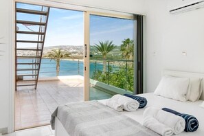 4 bedrooms, iron/ironing board, Internet, bed sheets - Beachfront Villa Mare – Private Infinity Pool & Jacuzzi Escape in Kissonerga (Kissonerga)