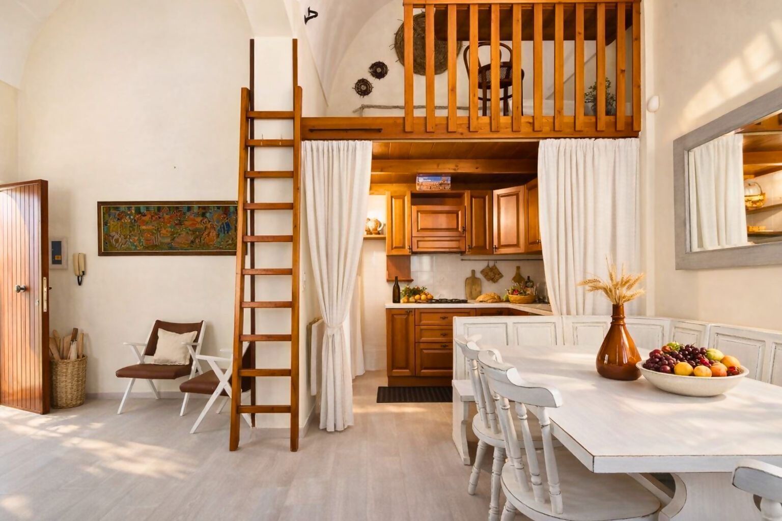 Eine gemütliche Küche mit Holzausstattung, einem Esstisch mit Stühlen und einem Schlafzimmer im oberen Bereich.