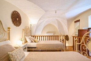 1 bedroom, desk, travel cot, free WiFi