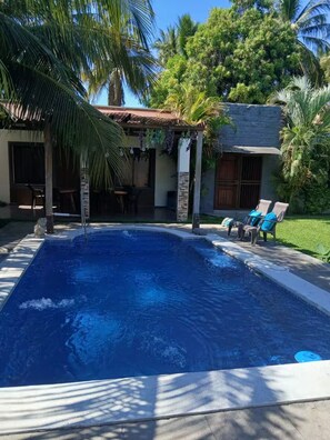 Una piscina al aire libre