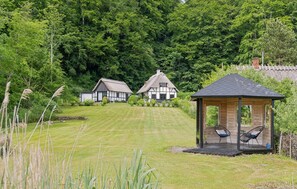 Property grounds - Gorgeous home in Skårup Fyn with house sea view (Skårup Fyn)