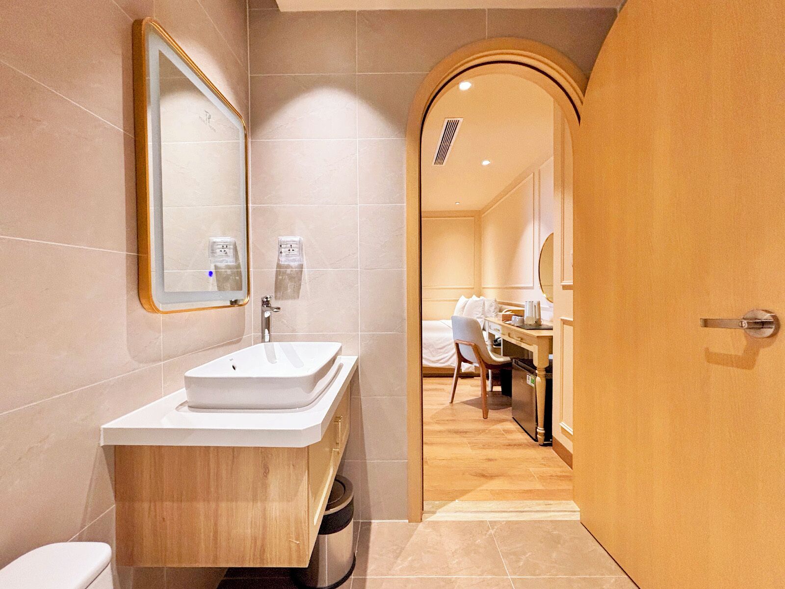 Standard Double Room | Bathroom | Free toiletries, hair dryer, towels, soap