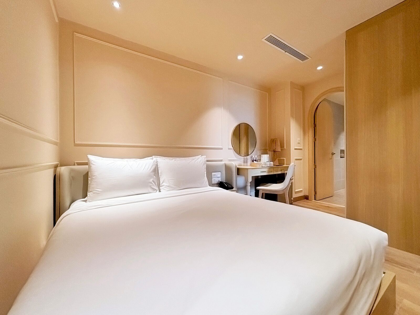 スタンダード ダブルルーム | デスク、ノートパソコン用作業スペース、WiFi (無料)