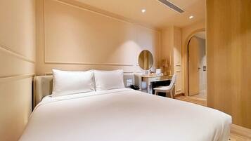 Standard Double Room | Desk, laptop workspace, free WiFi