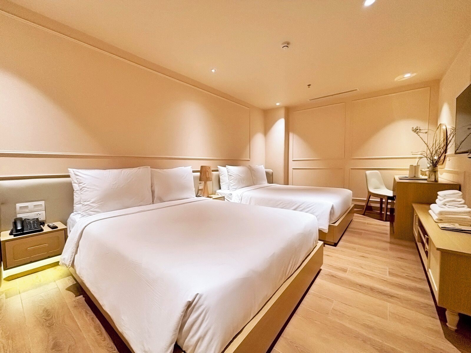 豪華雙床房 | 書桌、筆電工作空間、免費無線上網