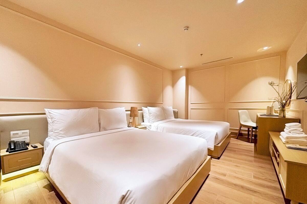 豪華雙床房 | 書桌、手提電腦工作空間、免費 Wi-Fi