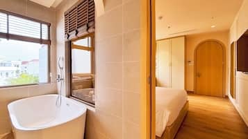 Dobbeltrom – deluxe | Bad | Toalettartikler (inkludert), hårføner, håndklær og såpe