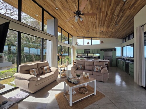 3-bedroom house in adorable Atenas with personal pool