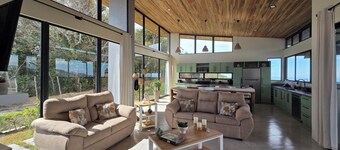 3-bedroom house in adorable Atenas with personal pool