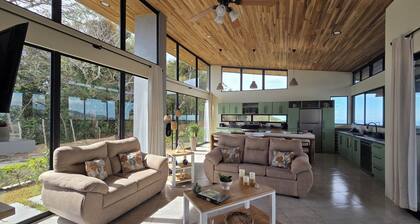 3-bedroom house in adorable Atenas with personal pool