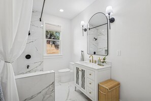 Secador de cabelo, toalhas de banho