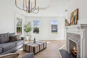 Unclassified image, 5 of 47, button